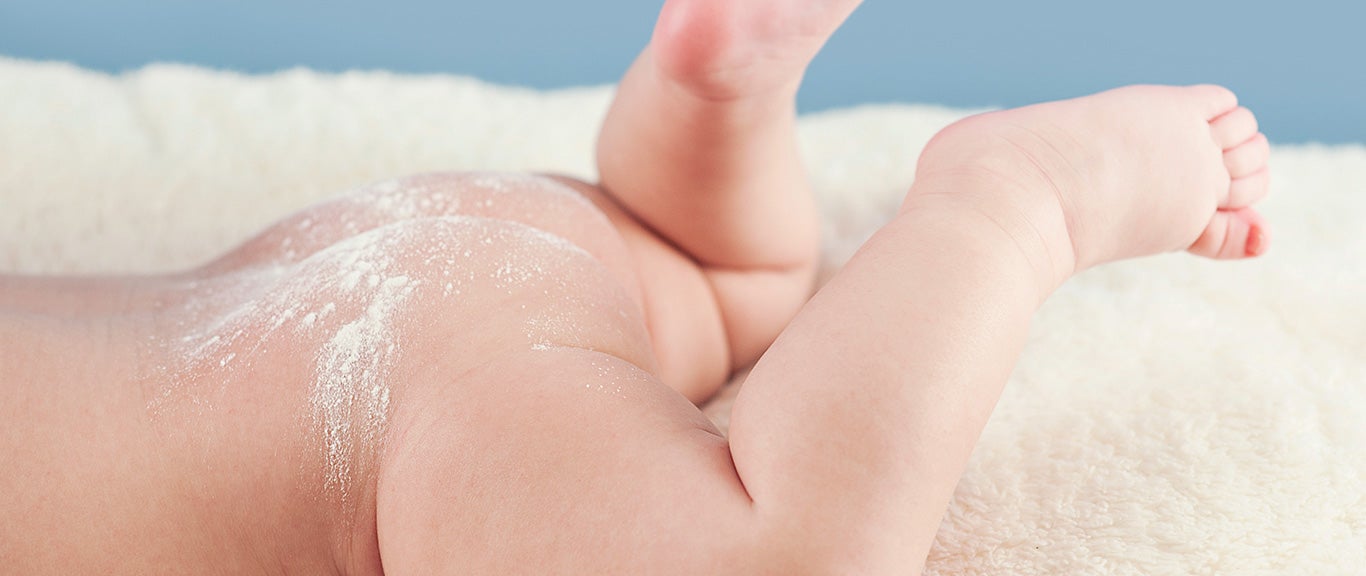 ก้นทารกทาแป้งไม่มีผื่นผ้าอ้อม